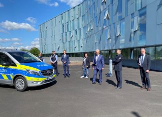 Mit pandemiebedingtem Abstand: Beamtinnen und Beamte der Kreispolizeibehörde Mettmann mit Christian Untrieser MdL (3.v.l.), Claudia Schlottmann MdL (Mitte) und Landrat Thomas Hendele (3.v.r.). Foto: Büro Untrieser