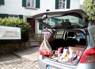 Der Fair-Trade-Verkauf in Homberg ging auch bei geschlossenen Gemeinderäumen weiter. Foto: Walter König