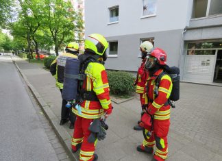 Mit Atemschutzausrüstung war die Feuerwehr in einem Hochhaus an der Harzstraße im Einsatz. Foto: Feuerwehr Heiligenhaus