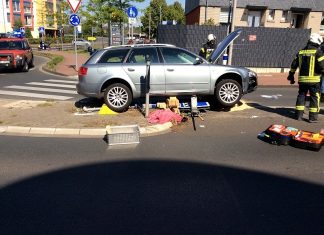 Auf der Johannes-Flintrop-Straße überfuhr der Wagen eine Verkehrsinsel und erfasst im Bereich eines Zebrastreifens einen Fußgänger. Foto: Feuerwehr Mettmann