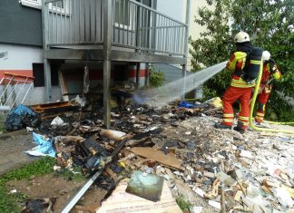 Löscharbeiten am Südring: Unter einem Balkon gelagerter Bauschutt ist in Brand geraten. Foto: Feuerwehr Heiligenhaus