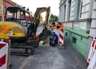 In einer Baugrube wurde bei Arbeiten eine Gasleitung abgerissen. Foto: Polizei