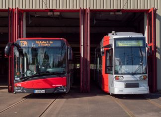 Ein Bus und eine Straßenbahn im Depot der Rheinbahn. Foto: Rheinbahn