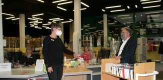 Bürgermeister Thomas Dinkelmann im Gespräch mit Bibliotheksleiterin Ursula Leifeld. Im Hintergrund bereiten sich die Mitarbeiterinnen Iryna Ostapenko (l.) und Petra Kampf auf den ersten Ansturm auf die Bibliothek. vor. Foto: Kreisstadt Mettmann