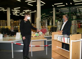 Bürgermeister Thomas Dinkelmann im Gespräch mit Bibliotheksleiterin Ursula Leifeld. Im Hintergrund bereiten sich die Mitarbeiterinnen Iryna Ostapenko (l.) und Petra Kampf auf den ersten Ansturm auf die Bibliothek. vor. Foto: Kreisstadt Mettmann