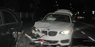 Neben dem BMZ wurden noch drei weitere Autos beschädigt. Foto: Polizei