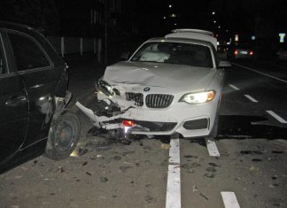 Neben dem BMZ wurden noch drei weitere Autos beschädigt. Foto: Polizei