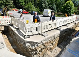 Stadtwerke Geschäftsführer Stefan Freitag, Bürgermeister Dirk Lukrafra und Markus Berg, Verwaltungsleiter und Geschäftsführer des Bildungszentrums, stellten das Projekt bei einem Ortstermin vor. Foto: Mathias Kehren