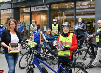 Büchereileitung Ulrike Motte und ADFC-Ortsgruppen-Sprecher Bernd Zielke haben die Aktion "Bücher auf Räderhn" ins Leben gerufen. Foto: Mathias Kehren