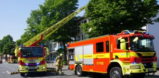 An der Düsseldorfer Straße wurde die Drehleiter in Stellung gebracht - eingreifen mussten die Brandschützer allerdings nicht. Foto: FW Ratingen