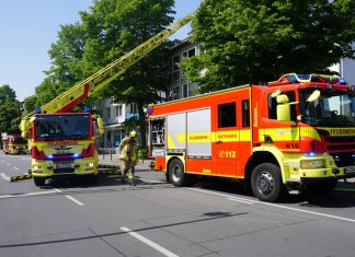 An der Düsseldorfer Straße wurde die Drehleiter in Stellung gebracht - eingreifen mussten die Brandschützer allerdings nicht. Foto: FW Ratingen