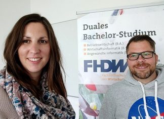 Stefanie Bäumler und Christoph Wiechert vom FHDW Career Service beantworten alle Fragen zum dualen Studium. Foto: FHDW