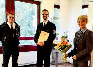Wehrleiter Guido Großmann und Bürgermeisterin Dr. Claudia Panke gratulieren Benjamin Hann (Mitte) zur Ernennung zum stellv. Wehrleiter der Freiwilligen Feuerwehr Wülfrath. Foto: Stadt Wülfrath