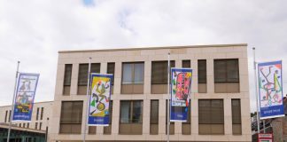 Vor dem Rathaus sind – ebenso wie vor der Stadthalle und am Stadionring – insgesamt zehn Flaggen gehisst, welche die Kinderrechte symbolisieren. Foto: Stadt Ratingen