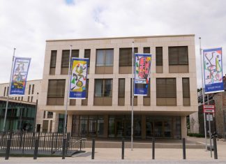 Vor dem Rathaus sind – ebenso wie vor der Stadthalle und am Stadionring – insgesamt zehn Flaggen gehisst, welche die Kinderrechte symbolisieren. Foto: Stadt Ratingen