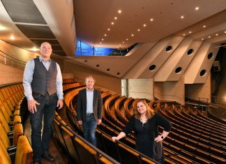 Bürgermeister Dirk Lukrafka, Baudezernent Jörg Ostermann und Linda Frenzel, Leiterin des KVBVs, sind zuversichtlich, dass das Bürgerforum ein Erfolg wird und wieder Leben in den Theatersaal zurückkehrt. Foto: Mathias Kehren