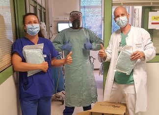 Der Chefarzt der Anästhesie, Intensiv- und Notfallmedizin, Dr. med. Oliver Hofer freut sich mit zwei Intensiv-Pflegkräften über Schutzkittel. Foto: Lohmann