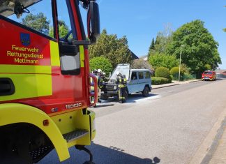 An der Schlesienstraße stand der Wagen, der während der Fahrt in Brand geraten war. Foto: Feuerwehr Mettmann