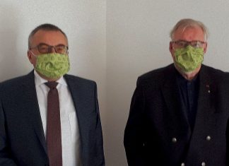 GVM-Vorsitzender Meinhard Otto und sein Stellvertreter Wolfgang Robrahn präsentieren die Masken. Foto: GVM