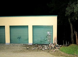 Diese Garage an der Hubertusstraße wurde durch das Feuer beschädigt. Foto: Polizei