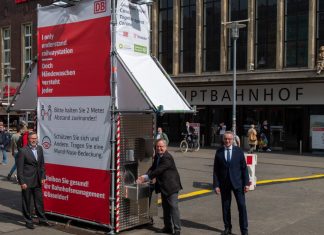 Stellten den neuen Hygienetower vom Hauptbahnhof vor (von links): Stephan Boleslawsky, Regionalbereichsleiter bei DB Station & Service AG, Manfred Abrahams, Vertriebs-Vorstand der Stadtwerke Düsseldorf, Klaus Klar, Vorstandsvorsitzender und Arbeitsdirektor der Rheinbahn. Foto: Rheinbahn