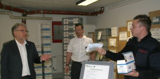 Feuerwehrmann Sebastian Thews (r.) zeigt Bürgermeister Thomas Dinkelmann und Matthias Mausbach, Amtsleiter für Feuerschutz und Rettungswesen, was alles in eine Hygiene-Box gehört. Foto: Kreisstadt Mettmann