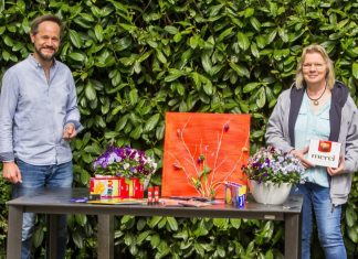 Bruni Düppe übergibt Thomas Stumpf, Wohneinrichtungsleiter in Velbert und Heiligenhaus, Kerstin Grieses Spende. Foto: privat