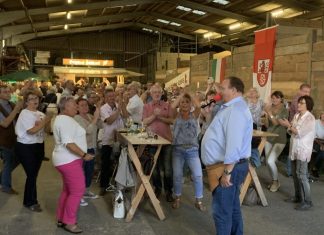 Bei einem Biwak der Jonges bringt Heinz Hülshoff die Gäste zum Tanzen. Foto: Ratinger Jonges/Archiv