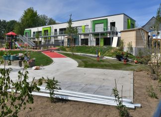 Die neue Kita an der Brangenberger Straße ist fertig und das Außengelände kann bespielt werden. Corona-bedingt findet aber im Moment noch kein normaler Betrieb statt. Foto: Mathias Kehren