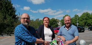 Stellv. Schuldezernent Mike Flohr, Conny Weimer, Leiterin der Senioren-Begegnungsstätte und AWO-Vorsitzender Peter Zwilling. Foto: Stadt Wülfrath