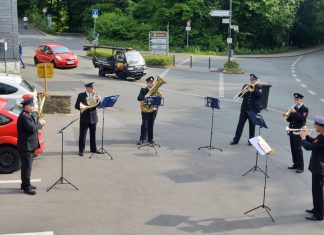 Vor dem Haus Meyberg in Langenberg spielte der Musikzug in kleinem Ensemble zur Freude der Bewohner. Foto: Feuerwehr