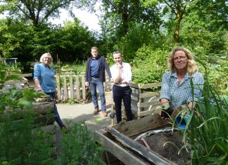 Die Leiterin des Naturschutzzentrums, Karin Blomenkamp, setzt die Pflänzchen im Beisein vom Eva Hornhardt, Dezernentin des Kreises Mettmann, Dirk Sondermann, Geschäftsführer der Kompostierungsanlage KDM und Helga Willmes, Abfallberaterin der Stadt Erkrath, in die Erde. Foto: Kreis Mettmann