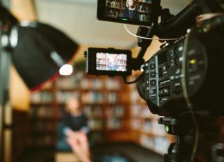 Seit dem 7. Mai berichten donnerstags Jugendliche in ihrer TV Sendung „Jugend streamt“ über das aktuelle Geschehen in Ratingen. Foto: Stadt Ratingen
