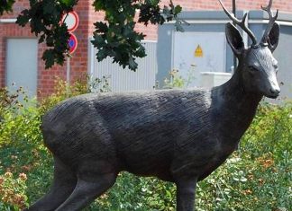Die Polizei sucht dieses bronzene Reh, das als Wappen des Stadtteils Hösel gilt. Foto: Privat