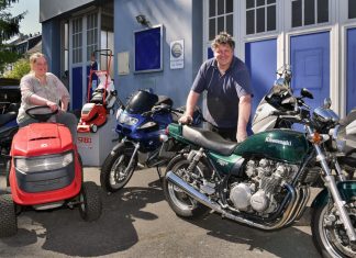 Thorsten Scharlau ist auf die Reparatur und Wartung von Motorrädern und Gartengeräten spezialisiert. Unterstützt wird der Zweiradmechaniker-Meister von seiner Frau Bianca, die den kaufmännischen Teil des Familienbetriebs managed. Fotos: Mathias Kehren