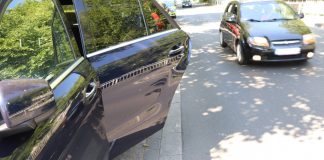 Der Abstand zur geöffneten Autotür reichte nicht aus. Foto: Polizei