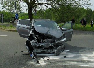 Der Mitsubishi wurde im Frontbereich erheblich beschädigt. Foto: Polizei