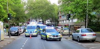Die Seniorin wurde beim Überqueren der Straße von dem Streifenwagen erfasst. Foto: Polizei