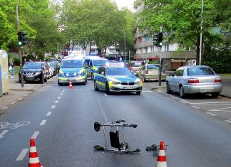 Die Seniorin wurde beim Überqueren der Straße von dem Streifenwagen erfasst. Foto: Polizei