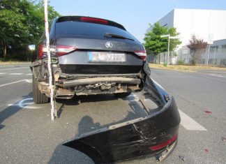Beide Wagen - darunter auch dieser Skoda - wurden bei dem Unfall erheblich beschädigt. Foto: Polizei