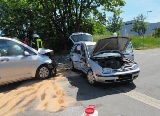 Unfall in Haan: Zwei Autos sind im Kreuzungsbreich kollidiert. Foto: Polizei
