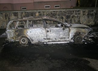 Dieser VW Passat brannte vollständig aus. Foto: Polizei