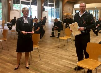 Wülfraths Bürgermeisterin Dr. Claudia Panke überreicht Sven Salomon die Entlassungsurkunde. Foto: Stadt Wülfrath