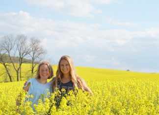 Pause im Rapsfeld: Nahezu täglich sind die Wülfratherin Nora Charlotte Schilling (21) und Leonie Beele (19) aus Mettmann durch das Kreisgebiet gewandert. Foto: Privat