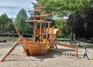 Ein neues Spielschiff steht auf dem Wasserspielplatz im Herminghauspark. Foto: Mathias Kehren