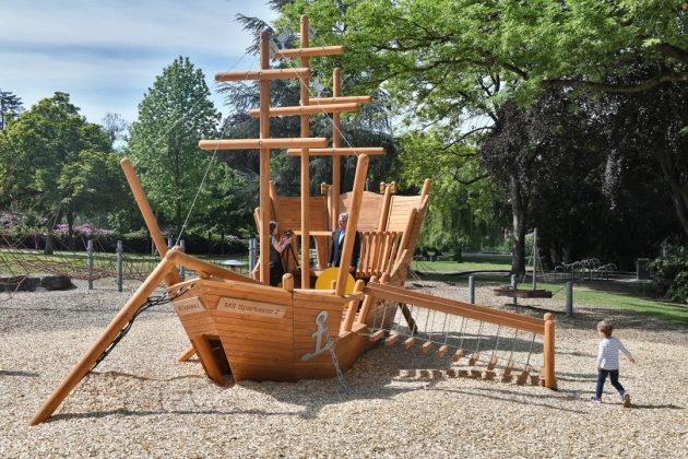 Ein neues Spielschiff steht auf dem Wasserspielplatz im Herminghauspark. Foto: Mathias Kehren