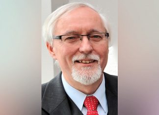 Wolfgang Werner, Vorsitzender des Langenbeger Bürgervereins informiert. Foto: Mathias Kehren