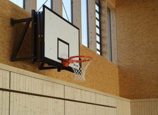 Ein Basketballkorb hängt in einer Sporthalle. Symbolfoto: pixabay