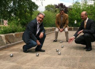 Bürgermeister Thomas Dinkelmann, 2. Kassenwart Wolfgang Sieger und der 1. Vorsitzende des Bürgervereins Metzkausen Gregor Neumann bei der ersten Partie auf wiedereröffneten Boule-Anlage im Combergpark. Foto: Kreisstadt Mettman