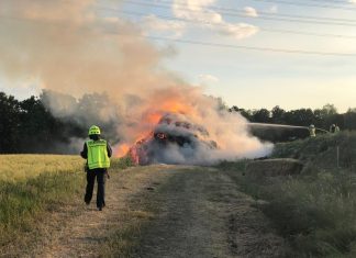 Rund 200 Strohballen brannten im Neubaugebiet Hasholzer Grund im Monheimer Stadtteil Baumberg. Foto: Feuerwehr Monheim am Rhein